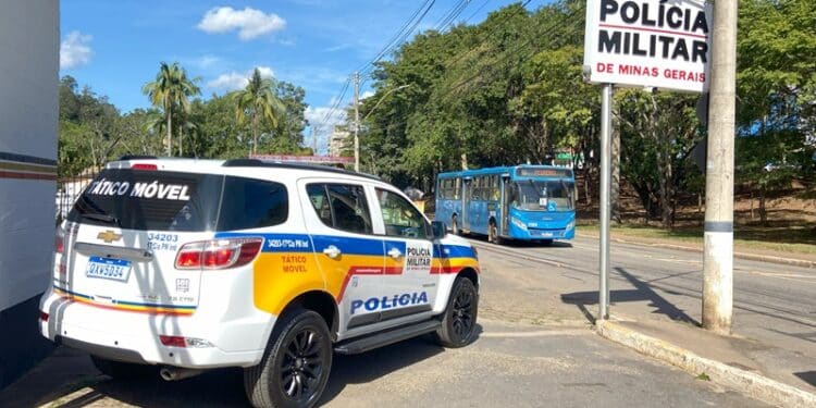 Viatura da Polícia Militar estacionada em rua de João Monlevade