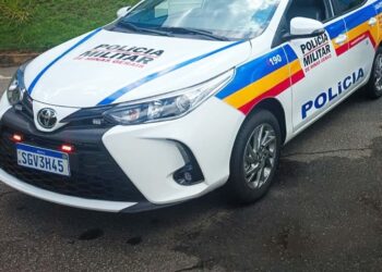 Viatura da Polícia Militar de Minas Gerais estacionada em via urbana