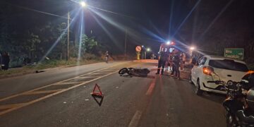 Acidente na AMG-1210 em Itabira após motorista entrar na contramão e atingir motocicleta e carro no bairro Conceição