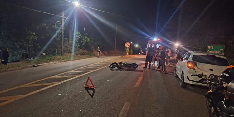 Acidente na AMG-1210 em Itabira após motorista entrar na contramão e atingir motocicleta e carro no bairro Conceição