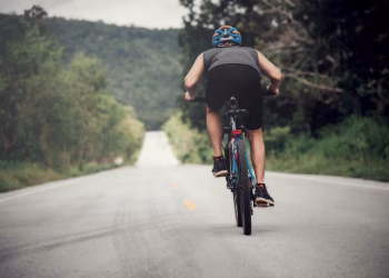 Ciclista em prova ao ar livre; imagem ilustra acidente em Itabira que deixou atleta morta durante o Pedal do Trabalhador
