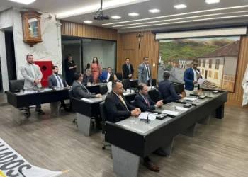 Vereadores durante sessão na Câmara Municipal de Itabira que aprovou em primeiro turno o reajuste de 3,9% para servidores públicos municipais