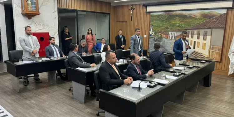 Vereadores durante sessão na Câmara Municipal de Itabira que aprovou em primeiro turno o reajuste de 3,9% para servidores públicos municipais