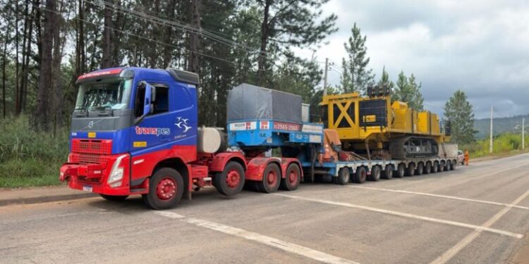 Caminhão transporta carga indivisível em rodovia de Itabira durante operação com destino à Mina de Conceição.