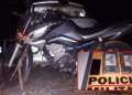 Motocicleta apreendida pela Polícia Militar Rodoviária durante ocorrência de tráfico de drogas na MG-129, em Itabira, com barras de cocaína e celular apreendidos.