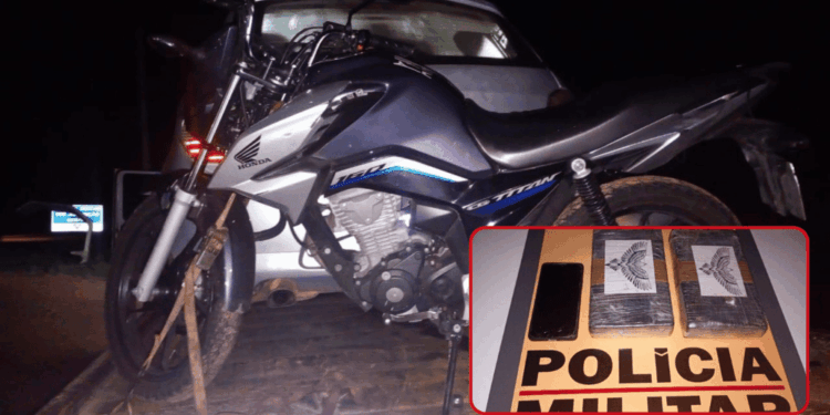 Motocicleta apreendida pela Polícia Militar Rodoviária durante ocorrência de tráfico de drogas na MG-129, em Itabira, com barras de cocaína e celular apreendidos.