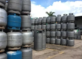 Botijões de gás empilhados em revenda, representando entrega de gás em Itabira pelo Ita Gás.