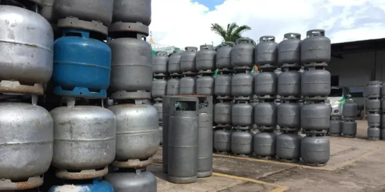 Botijões de gás empilhados em revenda, representando entrega de gás em Itabira pelo Ita Gás.