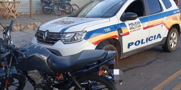 Viatura da Polícia Militar e motocicleta apreendida durante ocorrência de direção perigosa no bairro Água Fresca, em Itabira.
