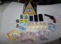 Materiais apreendidos pela Polícia Militar durante operação contra o tráfico de drogas no bairro Vila Santa Rosa, em Itabira