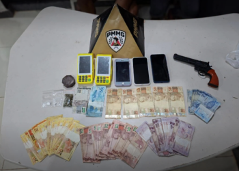 Materiais apreendidos pela Polícia Militar durante operação contra o tráfico de drogas no bairro Vila Santa Rosa, em Itabira