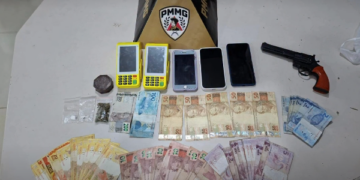 Materiais apreendidos pela Polícia Militar durante operação contra o tráfico de drogas no bairro Vila Santa Rosa, em Itabira