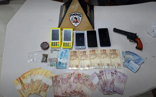 Materiais apreendidos pela Polícia Militar durante operação contra o tráfico de drogas no bairro Vila Santa Rosa, em Itabira