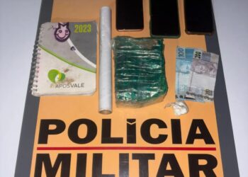 Material apreendido pela Polícia Militar em ocorrência de tráfico de drogas em Itabira, com celulares, dinheiro, caderno de anotações e entorpecentes.