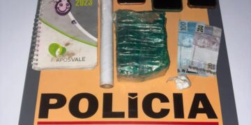 Material apreendido pela Polícia Militar em ocorrência de tráfico de drogas em Itabira, com celulares, dinheiro, caderno de anotações e entorpecentes.