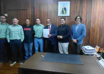 Representantes da Vale, Metabase e Ministério do Trabalho durante assinatura do acordo que extingue a escala 6x1