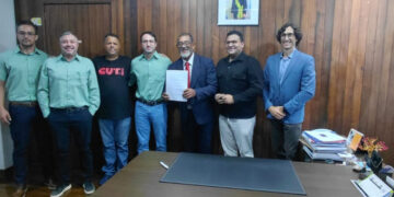 Representantes da Vale, Metabase e Ministério do Trabalho durante assinatura do acordo que extingue a escala 6x1