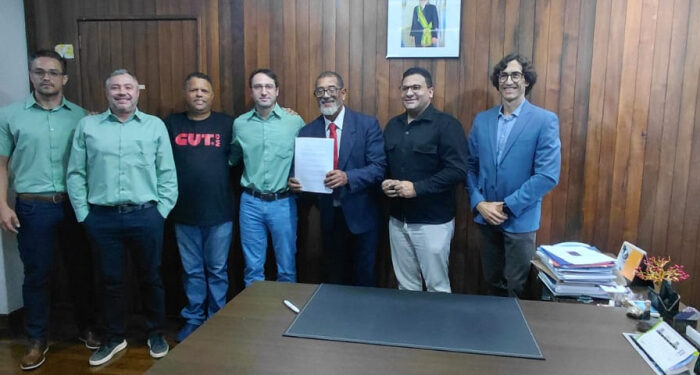 Representantes da Vale, Metabase e Ministério do Trabalho durante assinatura do acordo que extingue a escala 6x1